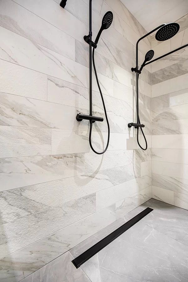 Käytännöllisiä ja tyylikkäitä ACO:n vesijohtoratkaisuja kylpyhuoneeseen